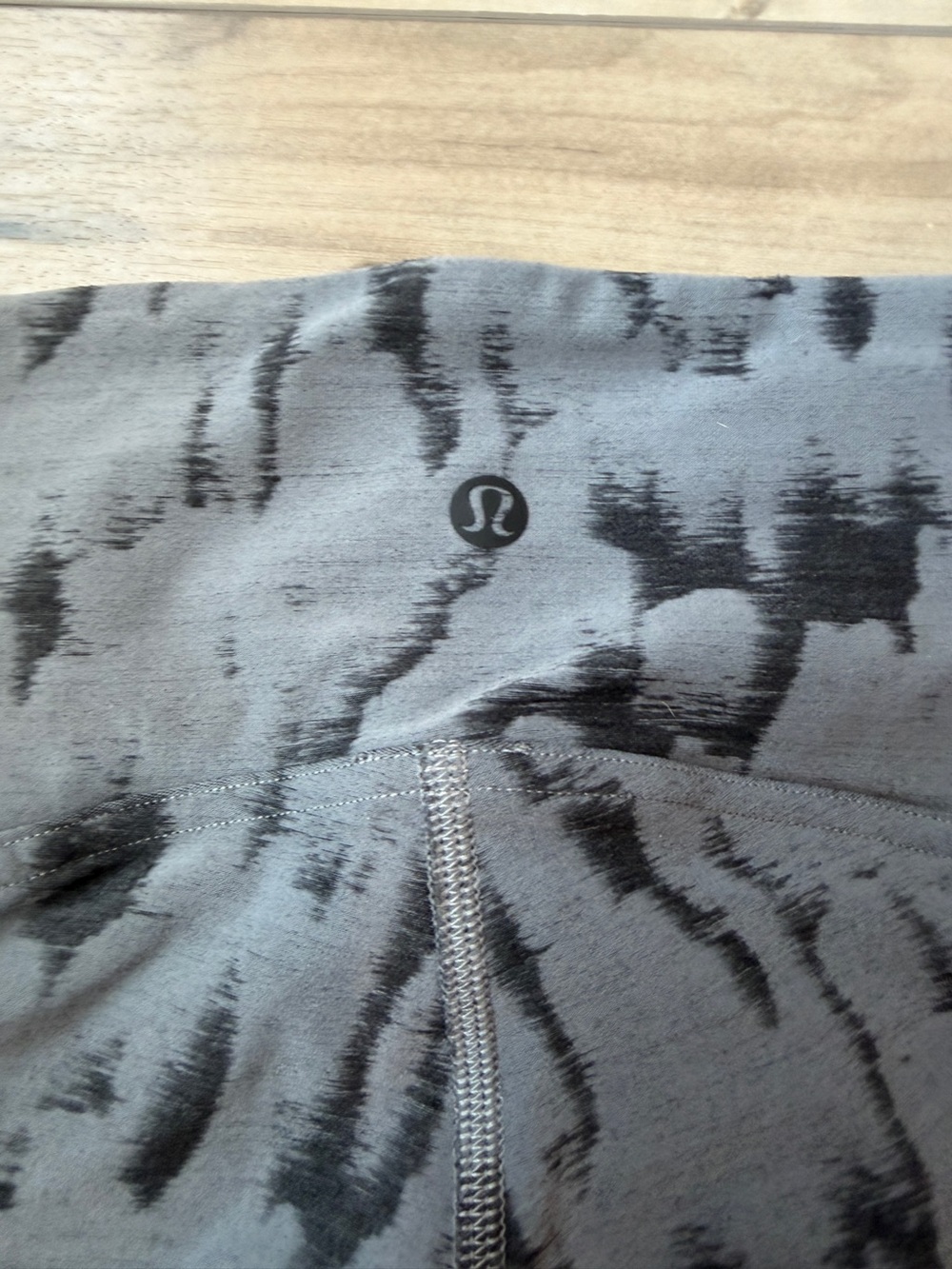 lululemon athletica women’s Gray and Black Patterned leggings